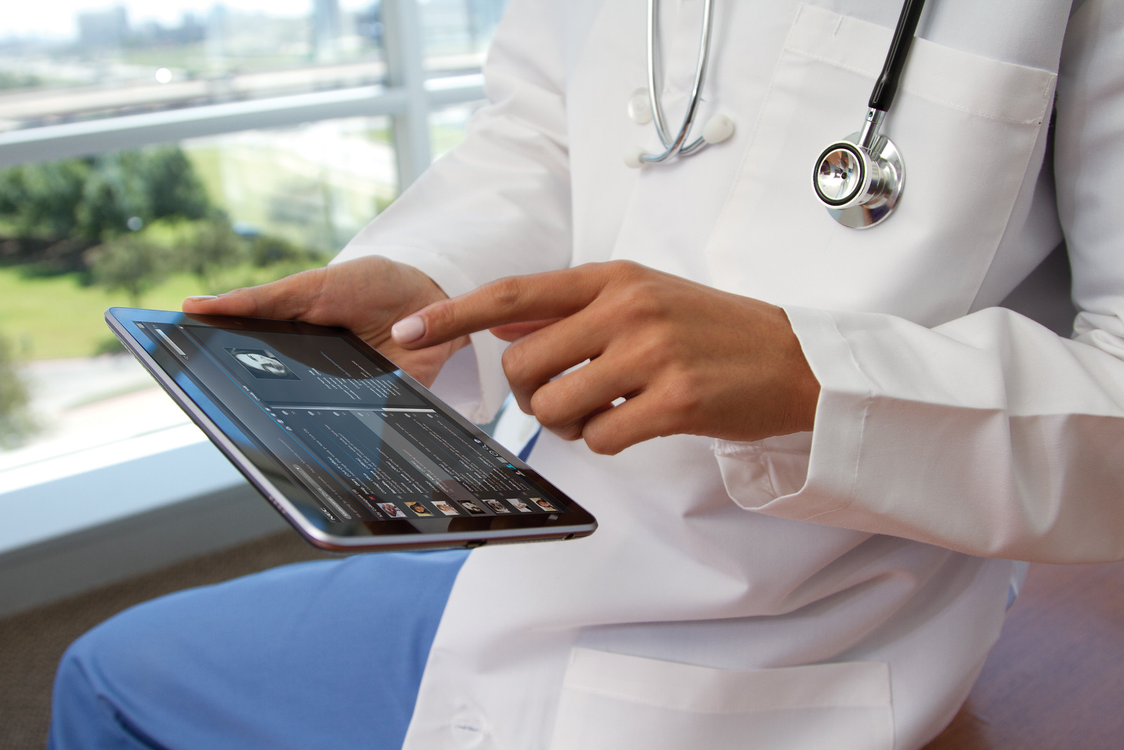 Profissional usando tablet